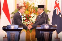 Presiden SBY dan PM Australia Tony Abbott memberi keterangan pers bersama, seusai pertemuan bilateral, di Istana Merdeka, Jakarta, Senin (30/9) sore. (foto: laily/presidenri.go.id)