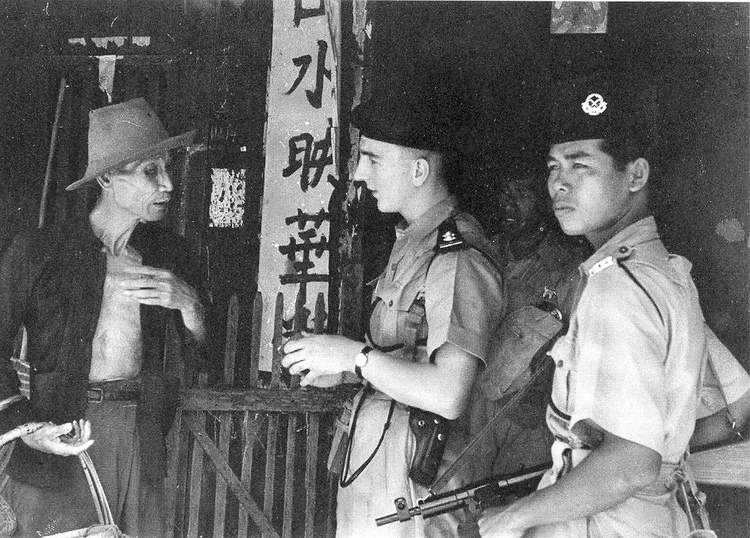 23rd April 1949: Police talking to an old Malayan who may have information about the communist bandits in the area.