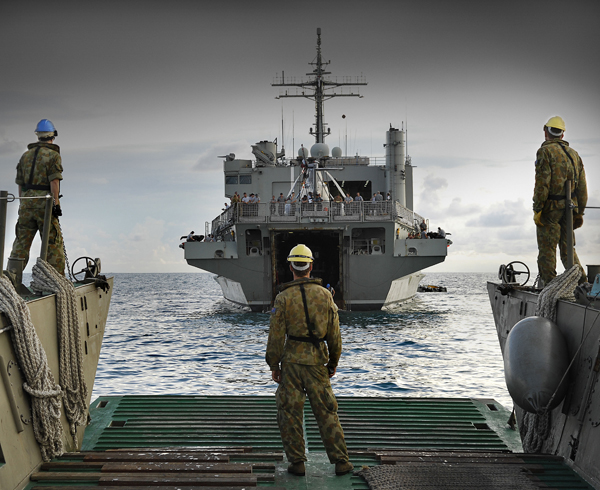 An LCM8 prepares to conduct a stern door marriage with HMAS KANIMBLA on arrival to Padang.
