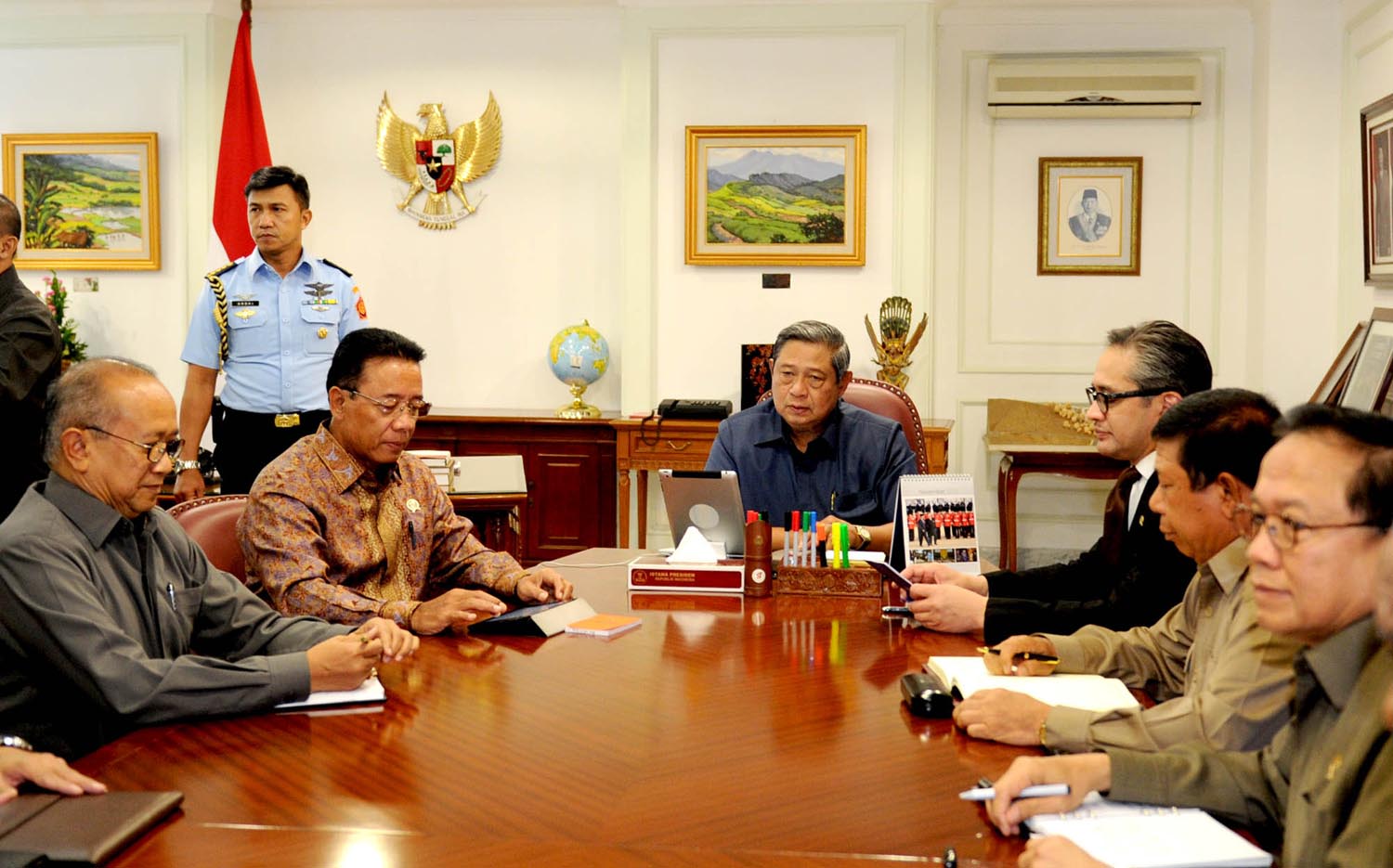 President SBY listening to progress reports on the Australian wiretapping case by the Ambassador to Australia Najdib Riphat Kesoema, at the Presidential Office on Wednesday (20/11) morning. (photo: rusman / presidenri.go.id)