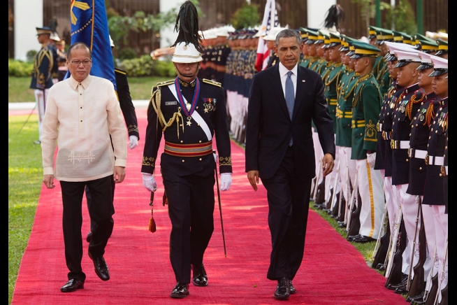 President Barack Obama and President Benigno S. Aquino III inspect the honor guard during an arrival ceremony at the Malacañang Palace in Manila, Philippines, April 28, 2014. (Official White House Photo by Chuck Kennedy)
