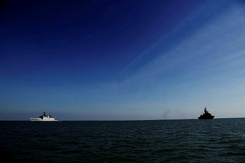 PASSEX with HMAS Perth and INS Sahyadri  