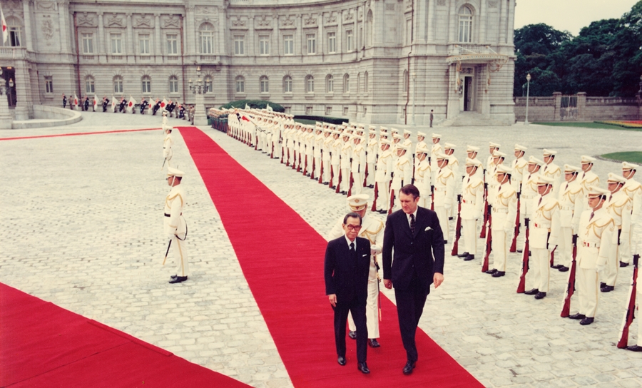 The arrival ceremony at Akasaka Palace during the official visit to Japan by Malcolm Fraser, 16 June 1976.