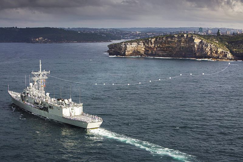 HMAS Sydney enters Sydney Harbour for the last time while flying her decommissioning pennant.