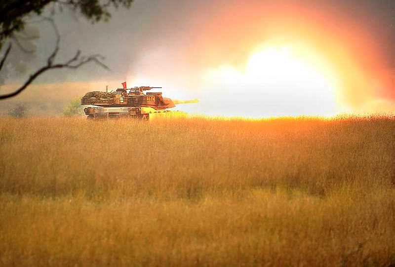 An Abrams M1A1 Tank provides intensive fire support while assaulting an enemy position during Exercise Chong Ju. 
