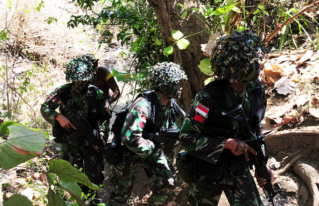 SURABAYA, India (Sept. 8, 2014) - Tentara Nasional Indonesian Armed Forces and U.S. Army Soldiers return from presence patrol during operation Garuda Shield 2014. 