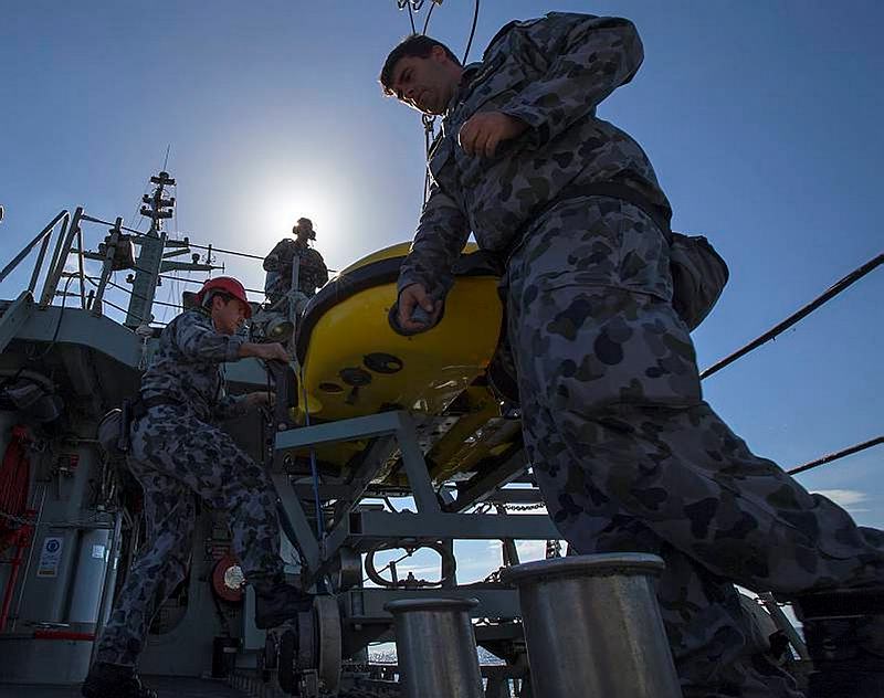 HMAS Huon personnel prepare to launch the Double Eagle Unmanned Underwater Vehicle to inspect a potential mine contact during the Mine Counter Measures and Diving Exercise 2014.